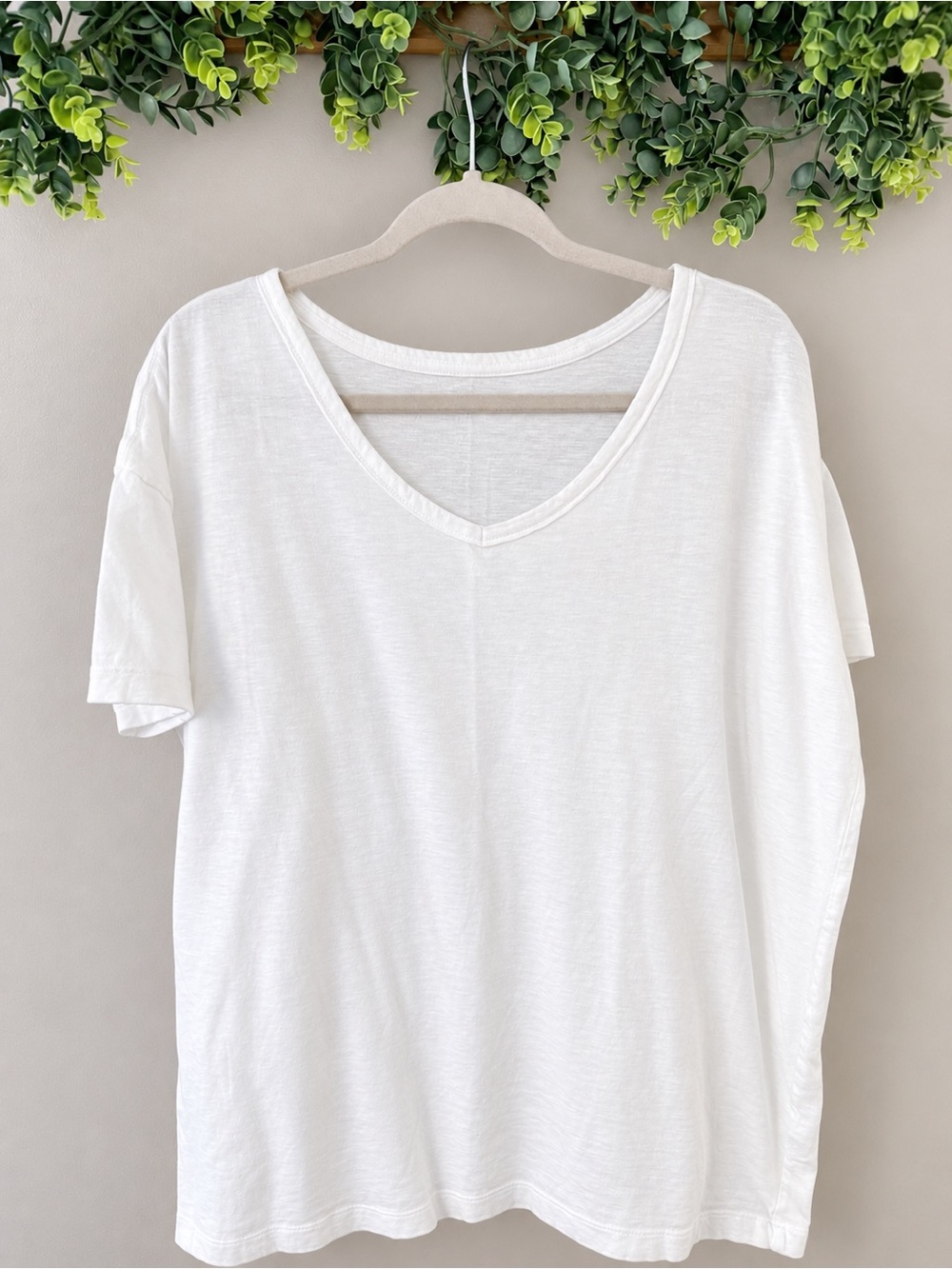 Aerie White V-Neck Relaxed Fit T-Shirt Women’s Medium